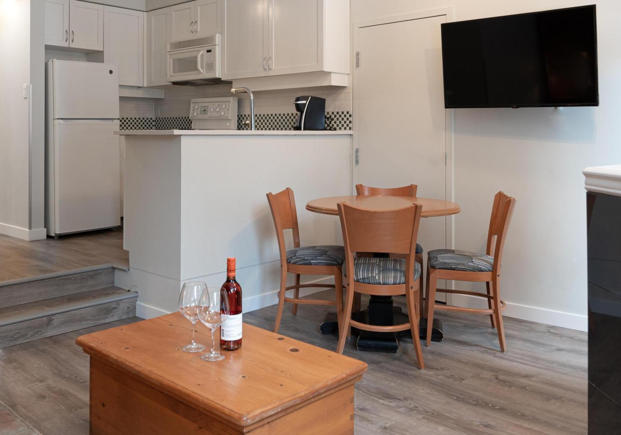 Alpenglow Lodge Family Studio With Murphy Bed By Mva Whistler Exteriör bild