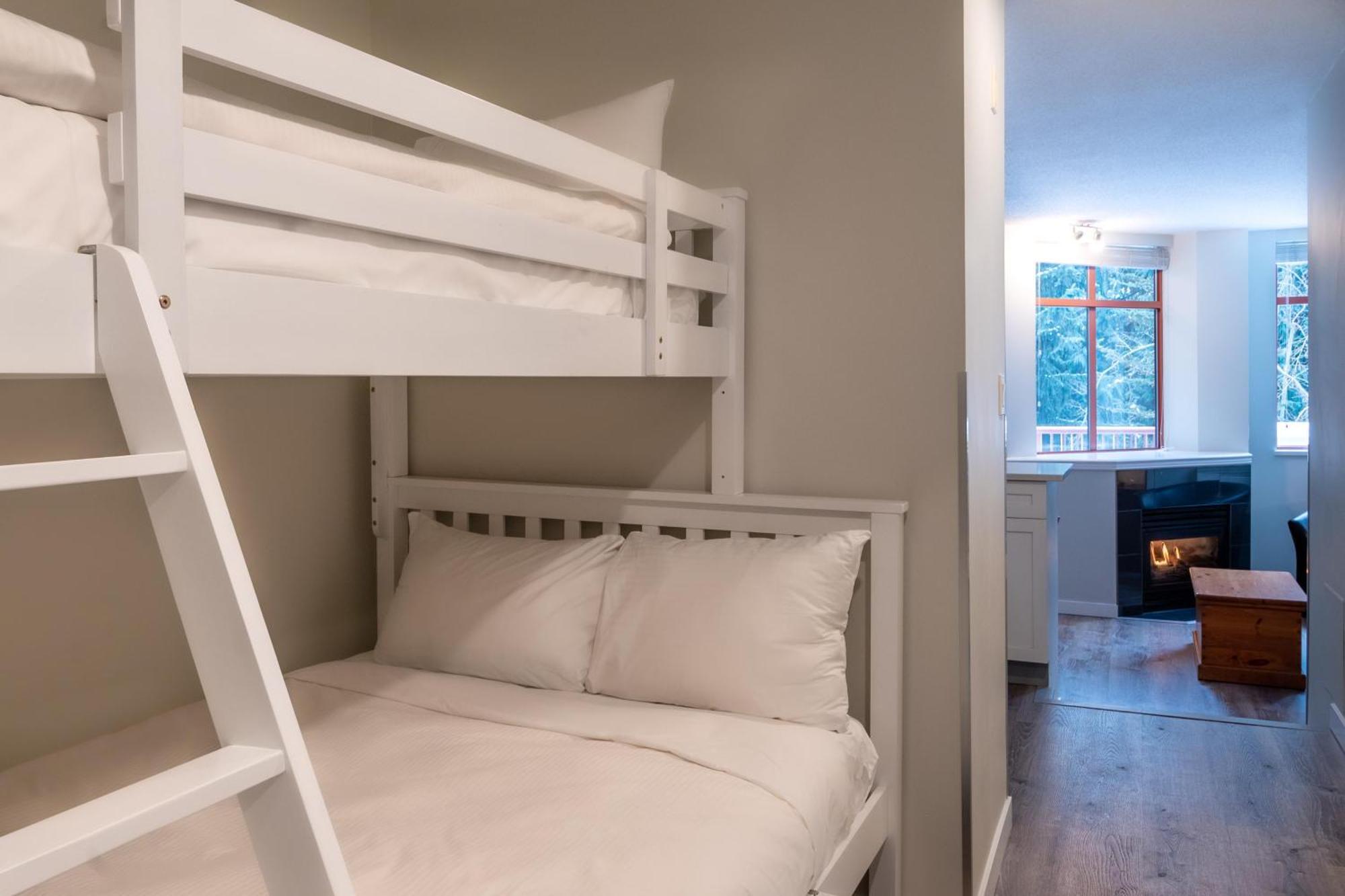 Alpenglow Lodge Family Studio With Murphy Bed By Mva Whistler Exteriör bild